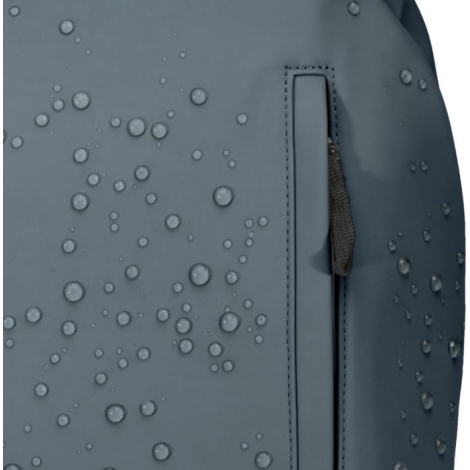 Gros plan sur un sac à dos gris avec gouttes d’eau visibles sur la surface et la poche frontale verticale zippée, sans personnal