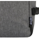 Gros plan sur le tissu d’un sac cabine gris avec étiquette latérale, sans marquage visible.