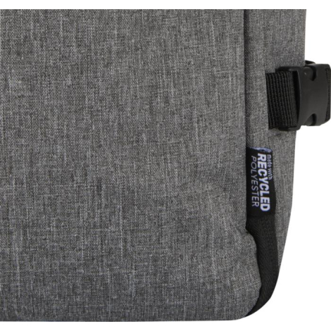 Gros plan sur le tissu d’un sac cabine gris avec étiquette latérale, sans marquage visible.