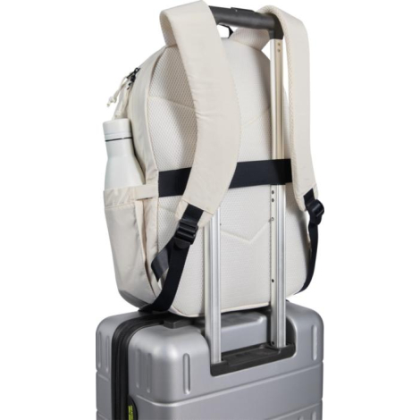 Vue arrière d’un sac à dos ordinateur beige fixé sur la poignée télescopique d’une valise, montrant bretelles et panneau dorsal,
