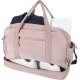 Sac de voyage rose ouvert montrant le compartiment principal avec vêtements et chaussures rangés à l’intérieur, sans marquage vi