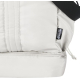 Vue rapprochée du côté d’un sac de voyage beige avec étiquette latérale, sans marquage visible.