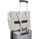 Cabas beige fixé sur la poignée télescopique d’une valise, vue arrière avec bande horizontale de fixation, sans marquage visible