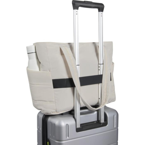 Cabas beige fixé sur la poignée télescopique d’une valise, vue arrière avec bande horizontale de fixation, sans marquage visible