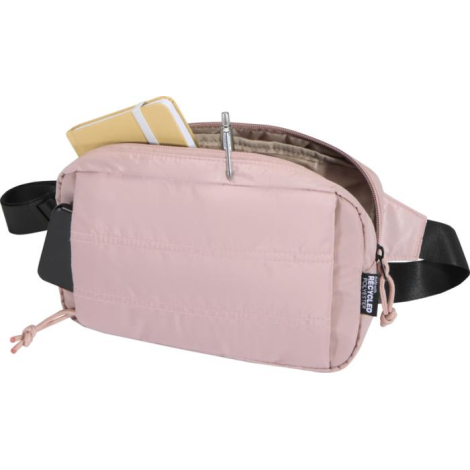 Sac banane rose ouvert montrant le compartiment intérieur avec un carnet et un stylo rangés, sans personnalisation visible.