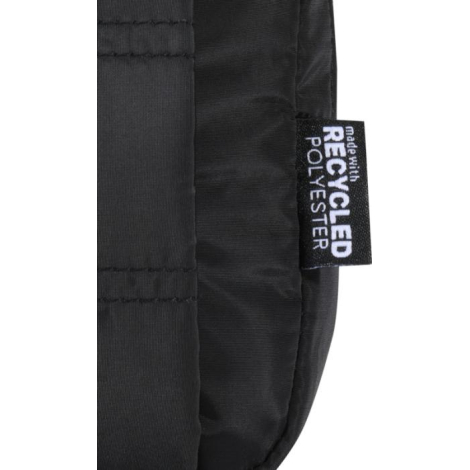 Vue rapprochée du côté d’un sac banane noir avec étiquette latérale, sans marquage visible.