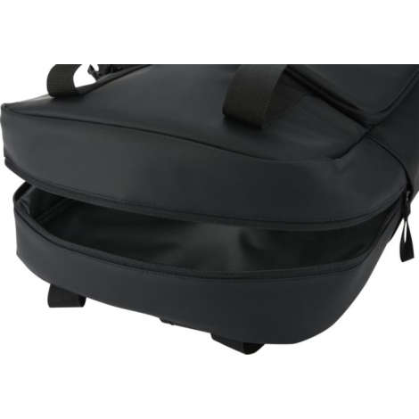 Vue rapprochée de la partie inférieure du sac à dos montrant un compartiment inférieur avec fermeture zippée, sans marquage visi