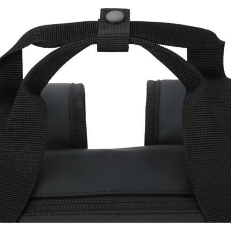 Vue rapprochée de la partie supérieure du sac à dos montrant les poignées et le haut du sac, sans personnalisation visible.