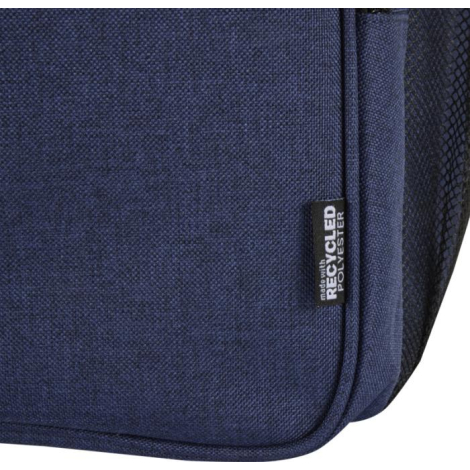 Vue rapprochée du côté d’un sac à dos pique-nique bleu avec étiquette latérale, sans marquage visible.