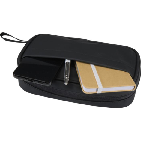 Pochette organiseur de câbles partiellement ouverte montrant un smartphone, un stylo et un carnet à l’intérieur, sans personnali