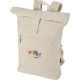 Sac à dos rolltop beige présenté de face avec poche frontale zippée et personnalisation visible sur la surface de la poche avant