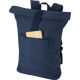 Sac à dos rolltop bleu présenté de face avec un carnet placé dans la poche frontale, sans personnalisation visible.