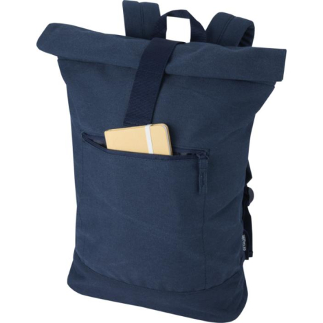 Sac à dos rolltop bleu présenté de face avec un carnet placé dans la poche frontale, sans personnalisation visible.