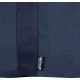 Vue rapprochée du tissu d’un sac week-end bleu avec étiquette latérale, sans marquage visible.