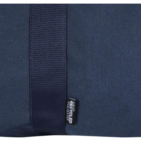 Vue rapprochée du tissu d’un sac week-end bleu avec étiquette latérale, sans marquage visible.