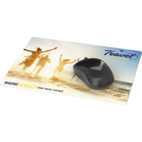 Tapis de souris rectangulaire avec visuel de plage sur toute la surface et souris d’ordinateur noire posée dessus, montrant une 