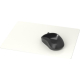 Tapis de souris rectangulaire blanc vu de dessus avec une souris d’ordinateur noire posée sur la surface, illustré sans personna