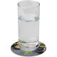 Verre d’eau posé sur un dessous de verre rond imprimé avec une image colorée occupant toute la surface, montrant une personnalis Verre d’eau posé sur un dessous de verre rond imprimé avec une image colorée occupant toute la surface, montrant une personnalis