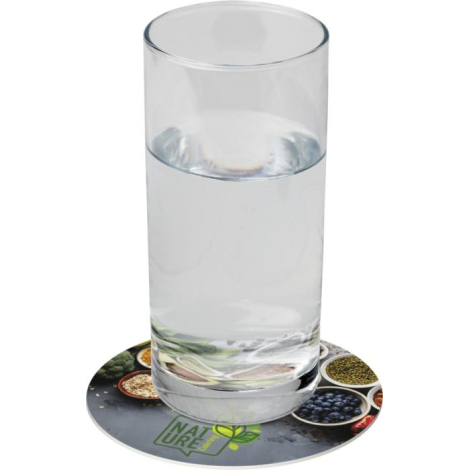 Verre d’eau posé sur un dessous de verre rond imprimé avec une image colorée occupant toute la surface, montrant une personnalis