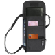 Pochette de voyage noire ouverte montrant l’intérieur avec plusieurs compartiments contenant un téléphone, un passeport et des c