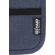 Gros plan sur la partie inférieure d’une pochette bleue montrant la texture du tissu et une petite étiquette latérale cousue, pr