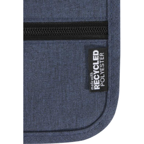 Gros plan sur la partie inférieure d’une pochette bleue montrant la texture du tissu et une petite étiquette latérale cousue, pr
