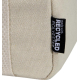 Gros plan sur l’angle inférieur d’un sac beige montrant la texture de la toile et une petite étiquette latérale cousue, illustré