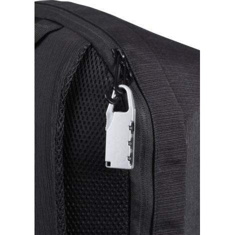 Cadenas pour bagages argenté attaché à la fermeture zippée d’un sac à dos noir, maintenu par un anneau métallique, présenté sans