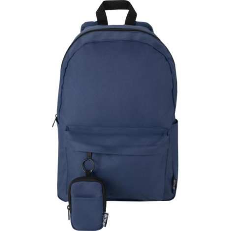 Petite pochette attachée par un anneau à la fermeture d’une poche de sac à dos bleu, illustrée sans marquage apparent.