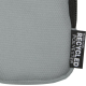Gros plan sur une pochette gris clair montrant la texture du tissu et une étiquette latérale cousue, présenté sans marquage visi