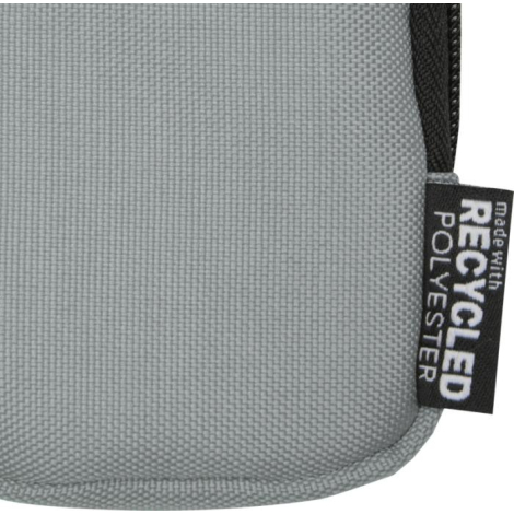 Gros plan sur une pochette gris clair montrant la texture du tissu et une étiquette latérale cousue, présenté sans marquage visi
