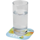 Verre d’eau posé sur un dessous de verre carré illustré d’agrumes et d’éclaboussures d’eau couvrant toute la surface, montrant u Verre d’eau posé sur un dessous de verre carré illustré d’agrumes et d’éclaboussures d’eau couvrant toute la surface, montrant u