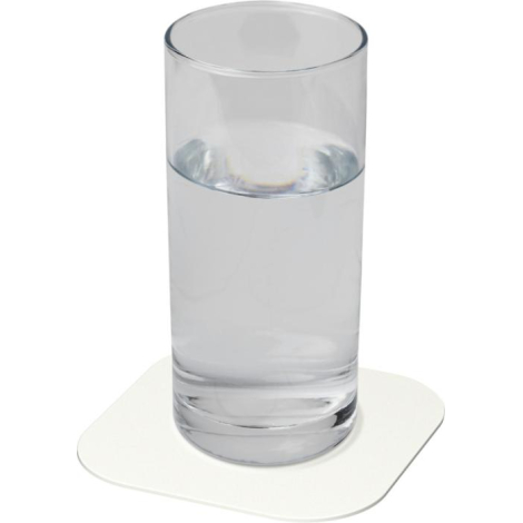 Verre d’eau posé sur un sous-verre carré blanc avec surface unie, illustré sans personnalisation visible.