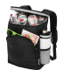 Sac à dos isotherme noir ouvert par le dessus montrant plusieurs canettes dans le compartiment principal, avec une bouteille dan