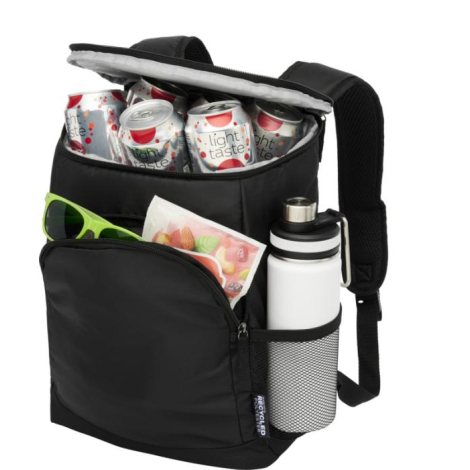 Sac à dos isotherme noir ouvert par le dessus montrant plusieurs canettes dans le compartiment principal, avec une bouteille dan