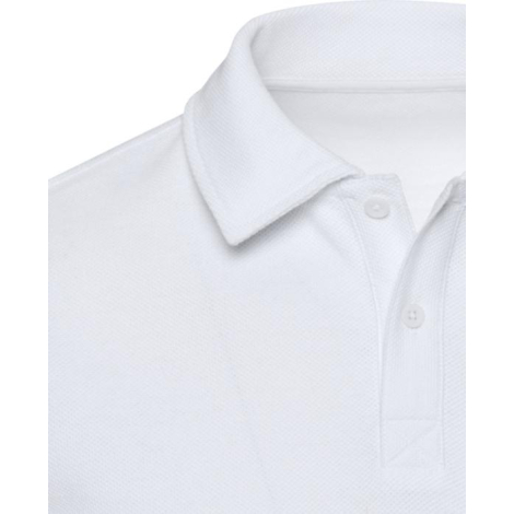 Gros plan sur le col et la patte de boutonnage d’un polo blanc en maille piquée montrant la texture du tissu, illustré sans pers