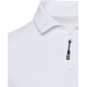 Gros plan sur le col et la demi-fermeture zippée d’un polo blanc en maille piquée montrant la texture du tissu et le curseur du 