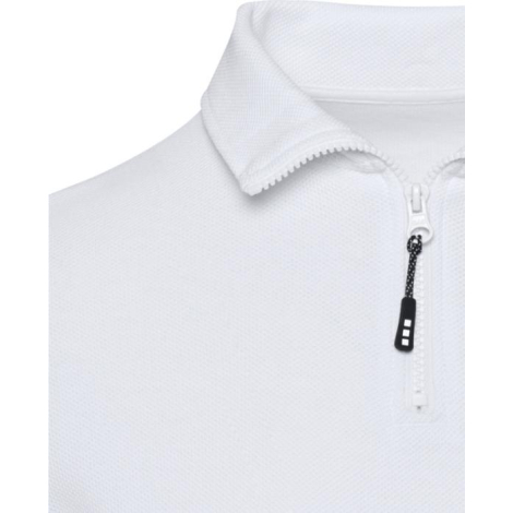 Gros plan sur le col et la demi-fermeture zippée d’un polo blanc en maille piquée montrant la texture du tissu et le curseur du 