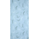 Serviette microfibre bleu clair déployée montrant un motif répété de silhouettes stylisées sur toute la surface, présentée sans 