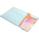 Serviette microfibre pliée montrant une partie du motif graphique coloré avec lunettes de soleil stylisées sur la surface, prése