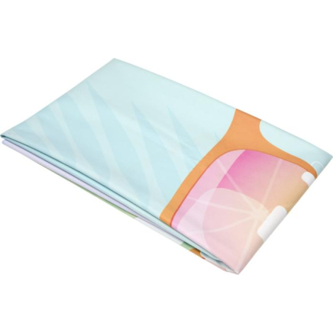 Serviette microfibre pliée montrant une partie du motif graphique coloré avec lunettes de soleil stylisées sur la surface, prése