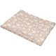 Serviette microfibre beige pliée laissant apparaître le motif répétitif d’éléments graphiques blancs sur le tissu, présentée san