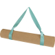 Sangle de transport verte installée autour d’un tapis de yoga roulé formant une poignée au-dessus du tapis avec motif discret vi Sangle de transport verte installée autour d’un tapis de yoga roulé formant une poignée au-dessus du tapis avec motif discret vi