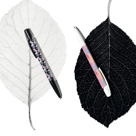 Visuel composite de deux stylos BIC Media Clic Ecolutions Plus noir et blanc posés sur des feuilles, avec personnalisation visib