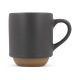 Mug en grès gris foncé avec anse latérale et base effet bois présenté de face, sans personnalisation apparente. Mug en grès gris foncé avec anse latérale et base effet bois présenté de face, sans personnalisation apparente.