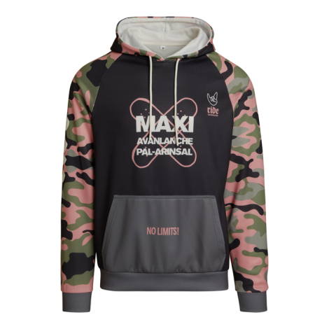 Sweat à capuche vu de face avec manches à motif camouflage et personnalisation visible avec texte sur la poitrine et sur la poch