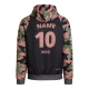Sweat à capuche vu de dos, manches camouflage avec personnalisation visible composée d’un nom et d’un numéro au centre du dos