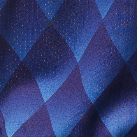 Gros plan sur un tissu présentant un motif imprimé géométrique avec personnalisation visible