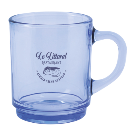 Mug en verre bleu, vue de face avec anse à droite, intégrant un marquage apparent sur la face avant.