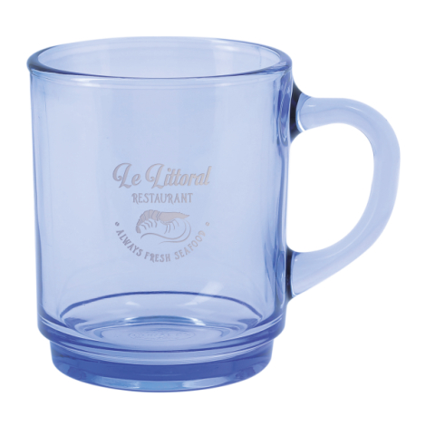 Mug en verre bleu, vue de face avec anse à droite, base épaisse, présentant une personnalisation visible sur la face avant.
